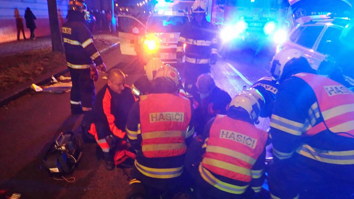 V Kroměříži auto srazilo dvě chodkyně, jedna přišla o život, druhá o něj bojuje